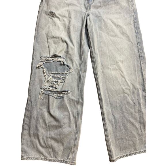 American Eagle Strigid Ripped Mom Jeans in Light Wash Size 4 - Picture 6 of 9